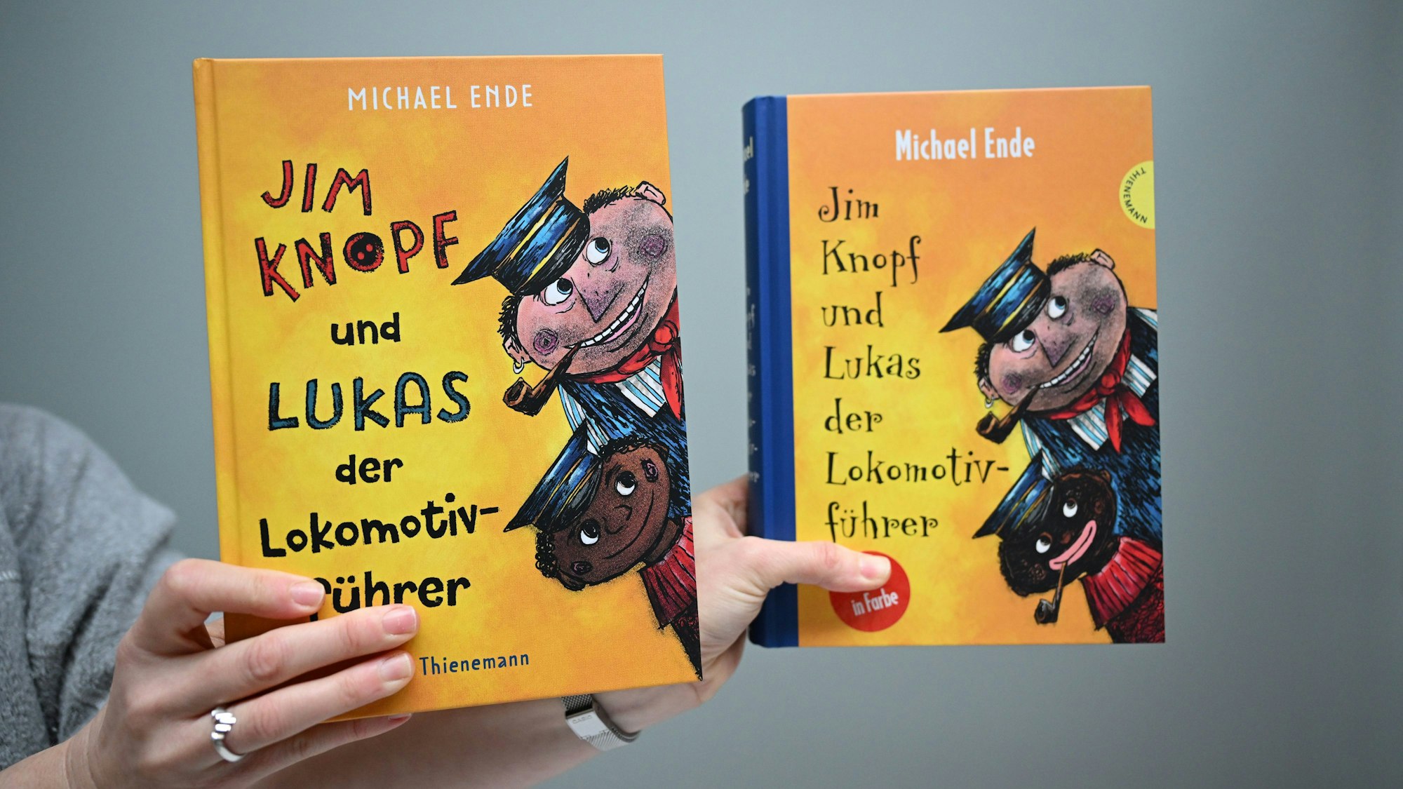 Die Jim-Knopf-Bücher von Michael Ende werden an die Jetztzeit angepasst und sollen zukünftig ohne rassistische Stereotype auskommen. Links das neue Cover, rechts die ursprüngliche Version.