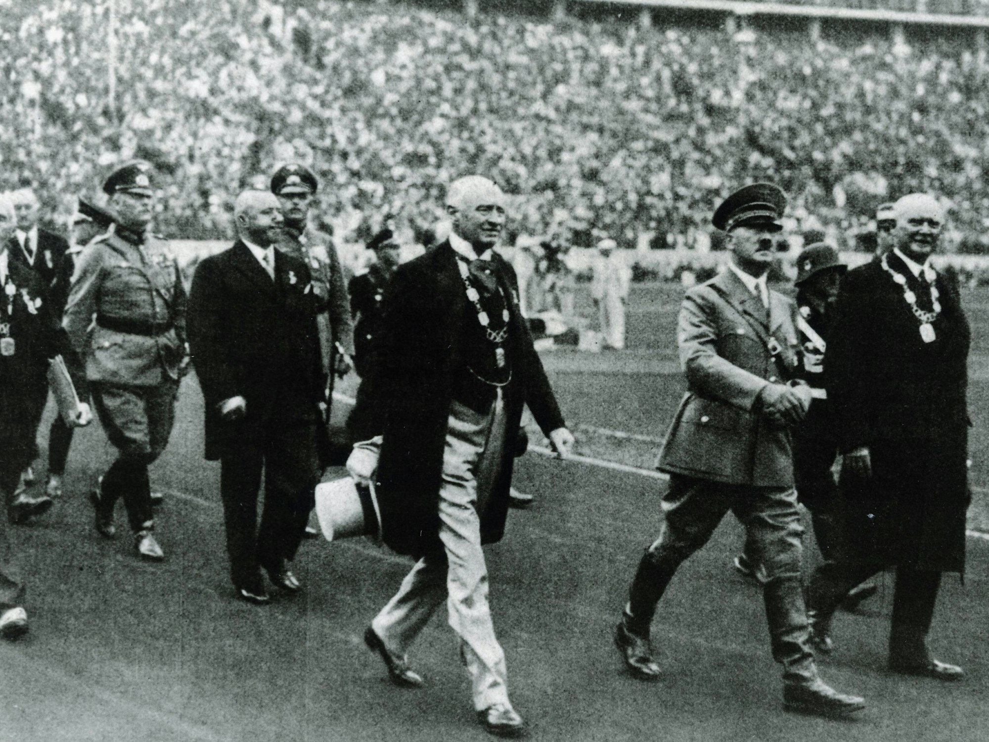 Adolf Hitler (Mitte, Deutschland/Reichskanzler) zusammen mit Theodor Lewald (re., Deutschland) und Henri de Baillet-Latour (Präsident Internationales Olympisches Komitee IOC) beim Einmarsch in das Olympiastadion während der Olympischen Spiele in Berlin.