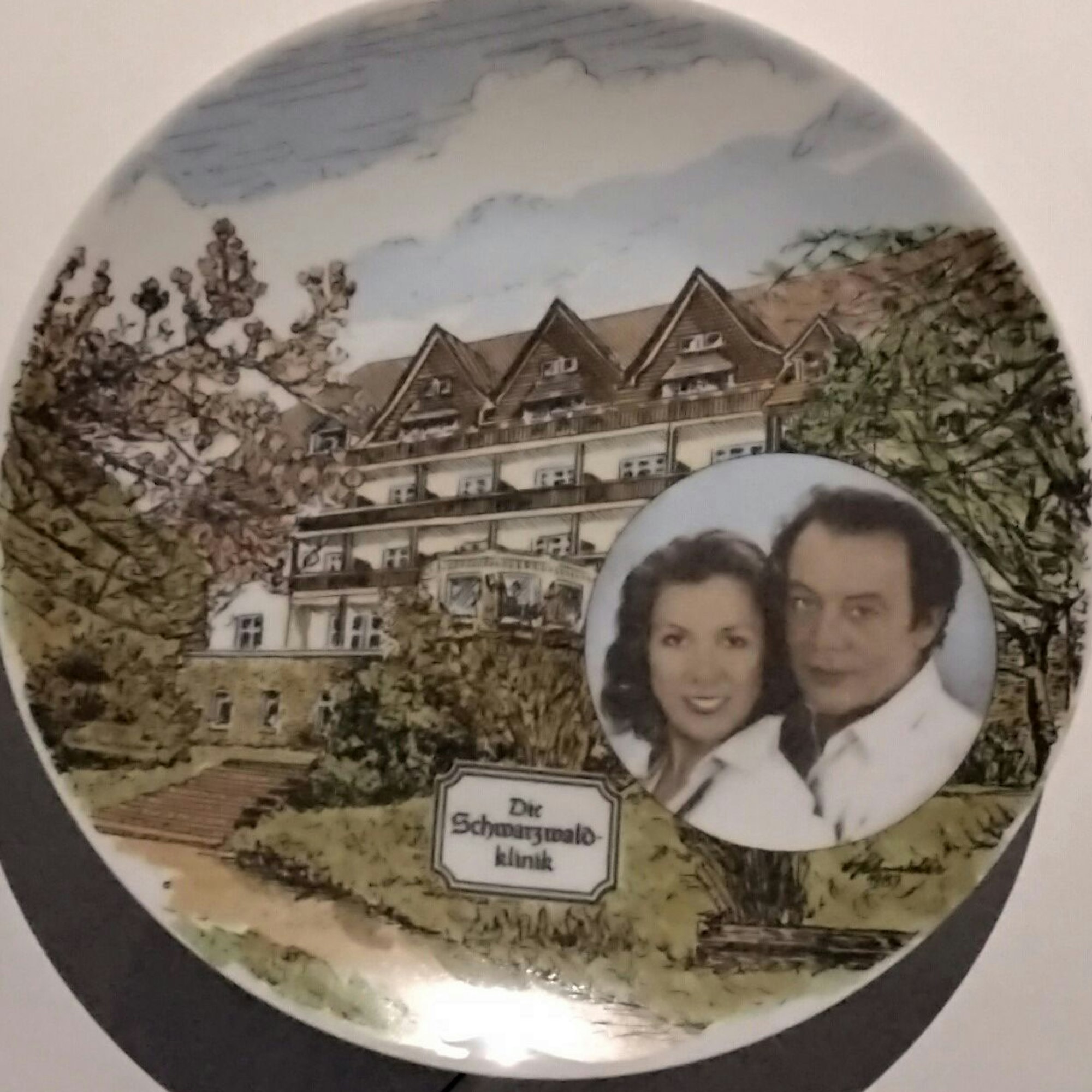 Ein Teller ist mit einem Bild der Schwarzwald-Klinik und den Porträts der Schauspieler Klaus-Jürgen Wussow und Gaby Dohm bedruckt.