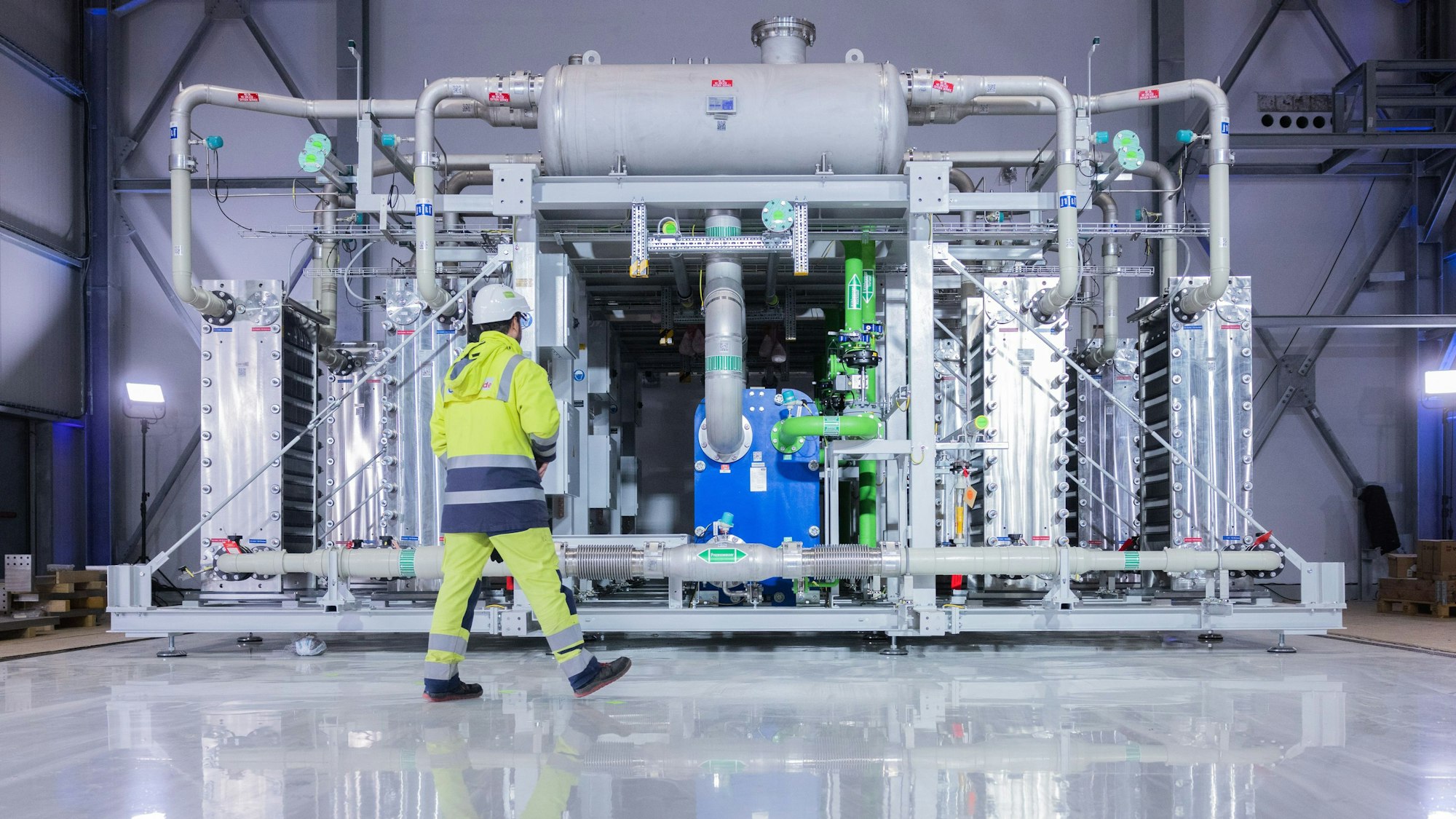 Blick auf einen Elektrolyseur für die Herstellung von grünem Wasserstoff bei Air Liquide in Oberhausen.
