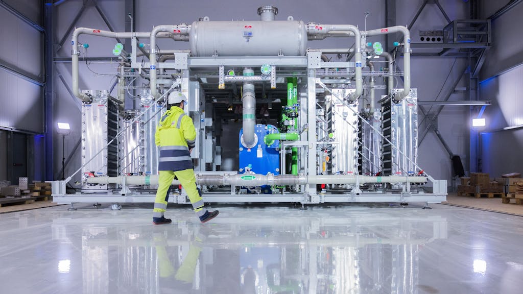 Blick auf einen Elektrolyseur für die Herstellung von grünem Wasserstoff bei Air Liquide in Oberhausen.