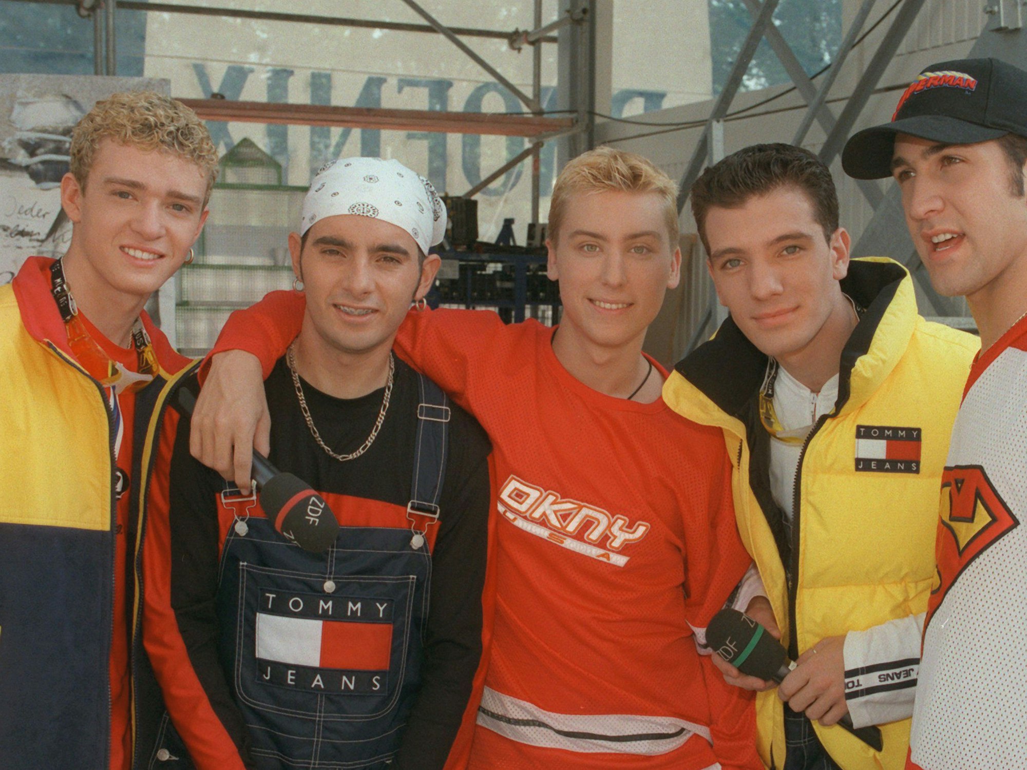 Justin (l-r), Chris, Lance, J.C. und Joey von der US-Boygroup N'Sync posieren am 01.09.1997 auf der Internationalen Funkausstellung (IFA) in Berlin.