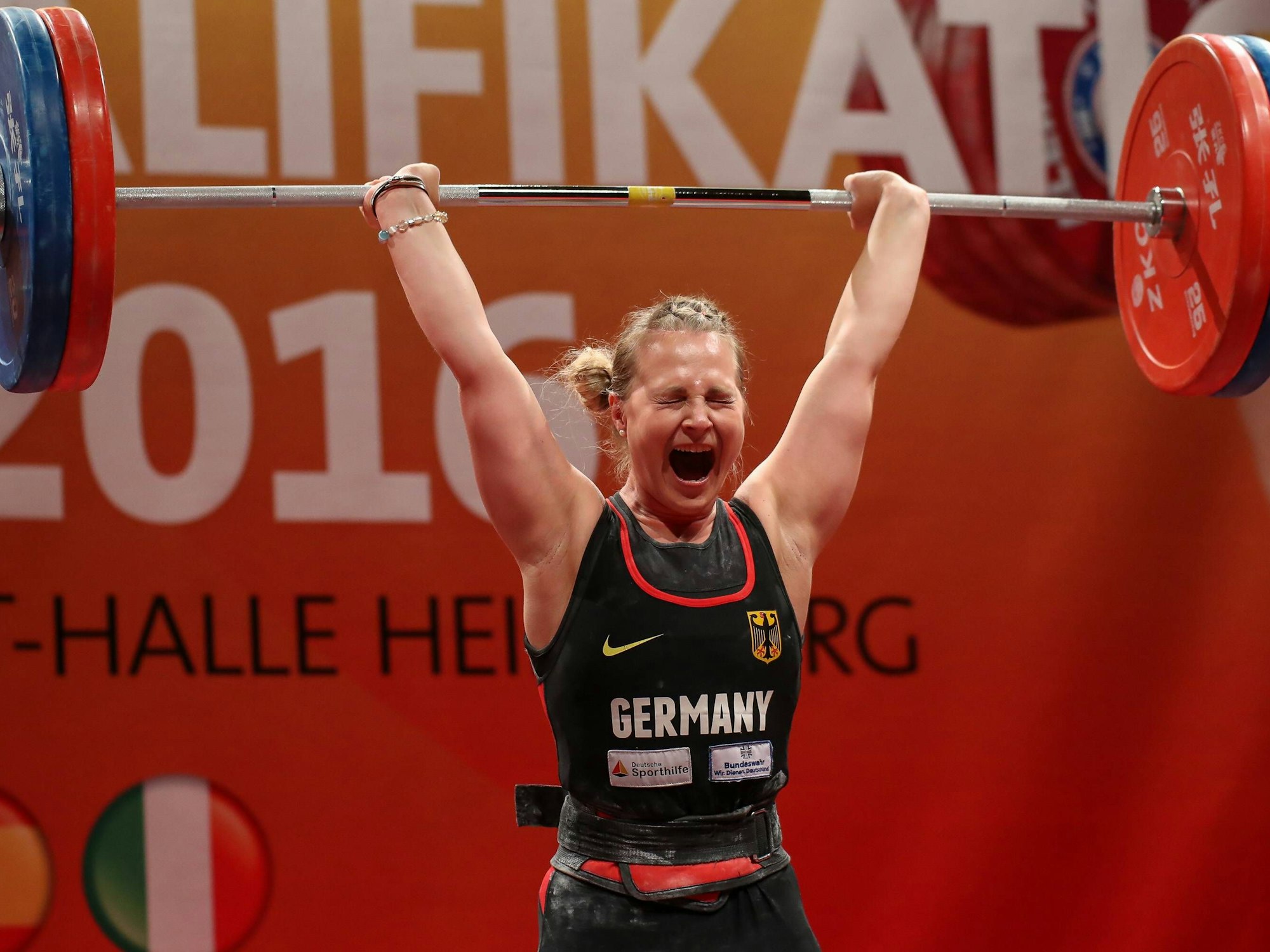 Sabine Kusterer beim Gewichtheben.