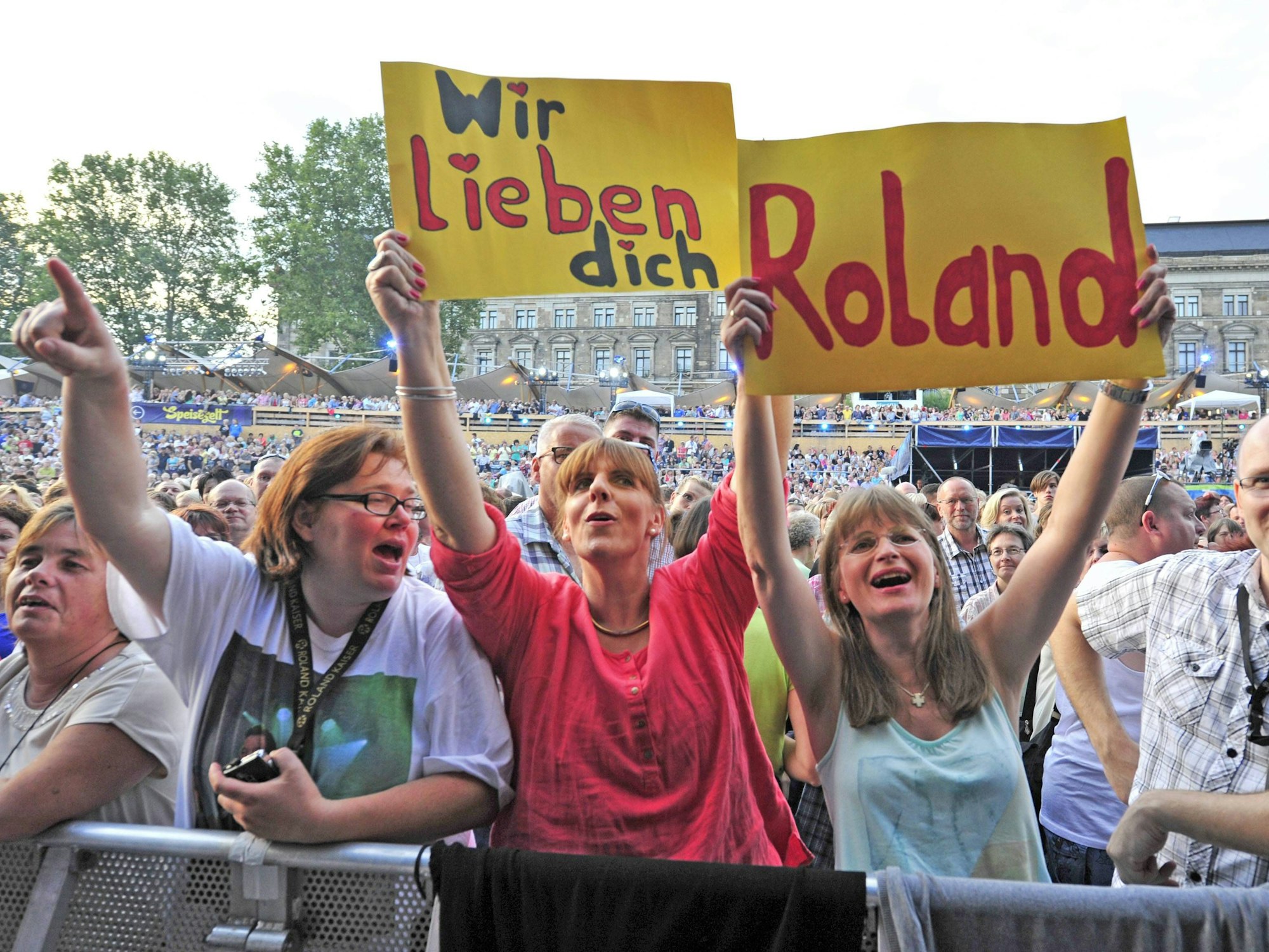Fans von Sänger Roland Kaiser während des „Kaisermania“ - Konzertes am 01.08.2014 in Dresden.