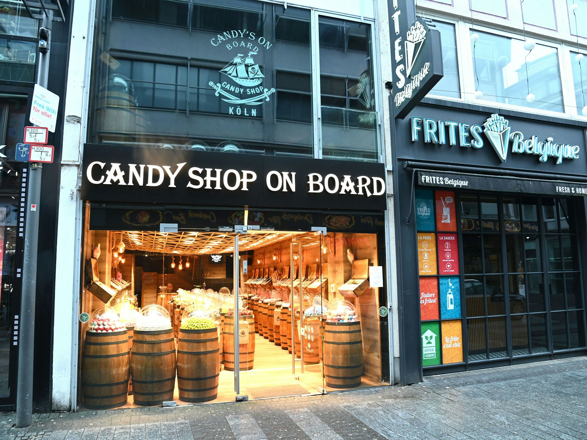 Ein Süßigkeitenladen und eine Pommesbude auf der Hohe Straße