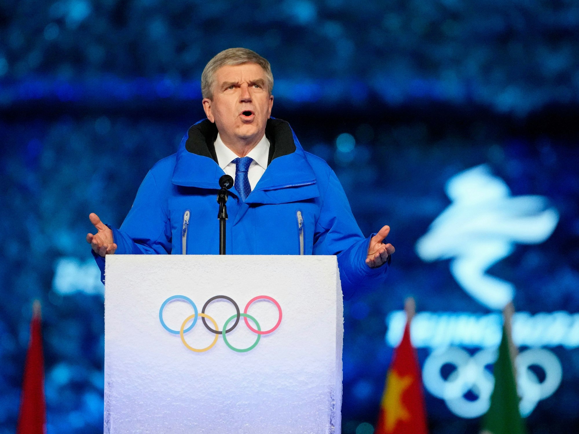 Thomas Bach hält bei der Schlussfeier der Olympischen Spiele in Peking eine Rede.