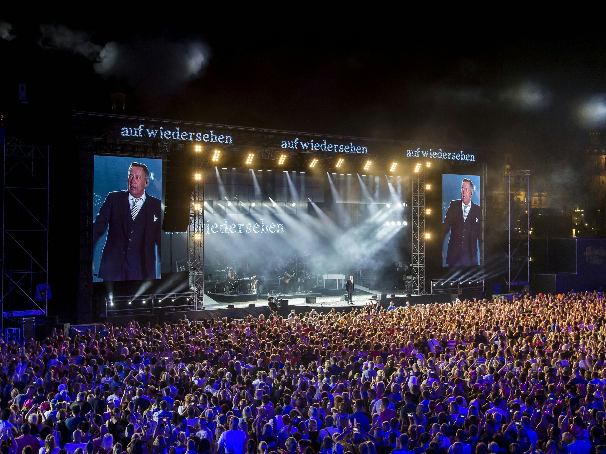 Roland Kaiser steht bei der „Kaisermania“ vor einem großen Publikum auf der Bühne