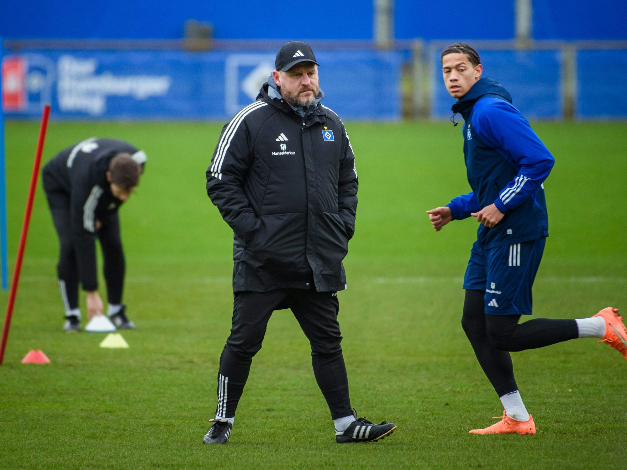 Steffen Baumgart (M) beobachtet als neuer Cheftrainer des Hamburger SV während seiner ersten Trainingseinheit auf dem Trainingsplatz die Spieler bei ihren Übungen.