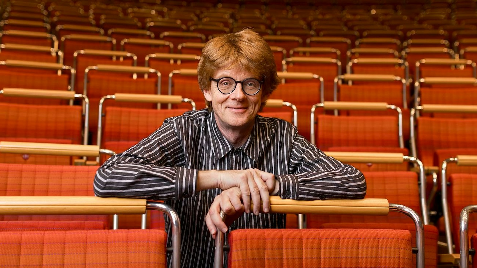 Enno Poppe sitzt in den Stuhlreihen der Kölner Philharmonie