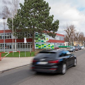 Ein Auto fährt an der Grundschule in Zülpich vorbei.