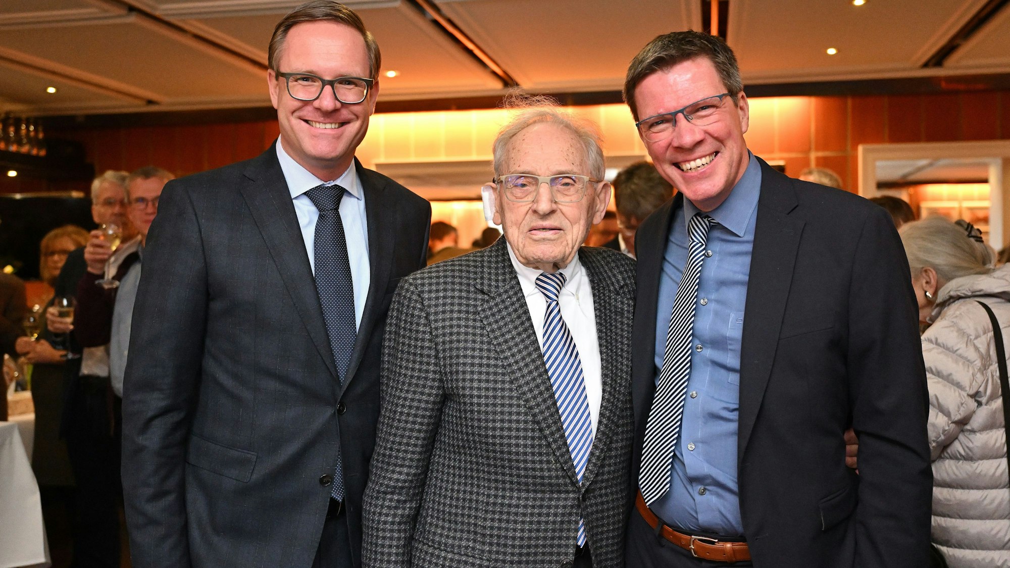 100. Geburtstag: Dr. Günther Schlieker (M.), Landrat Stephan Santelmann (r.) und Dr. Michael Metten (l.).