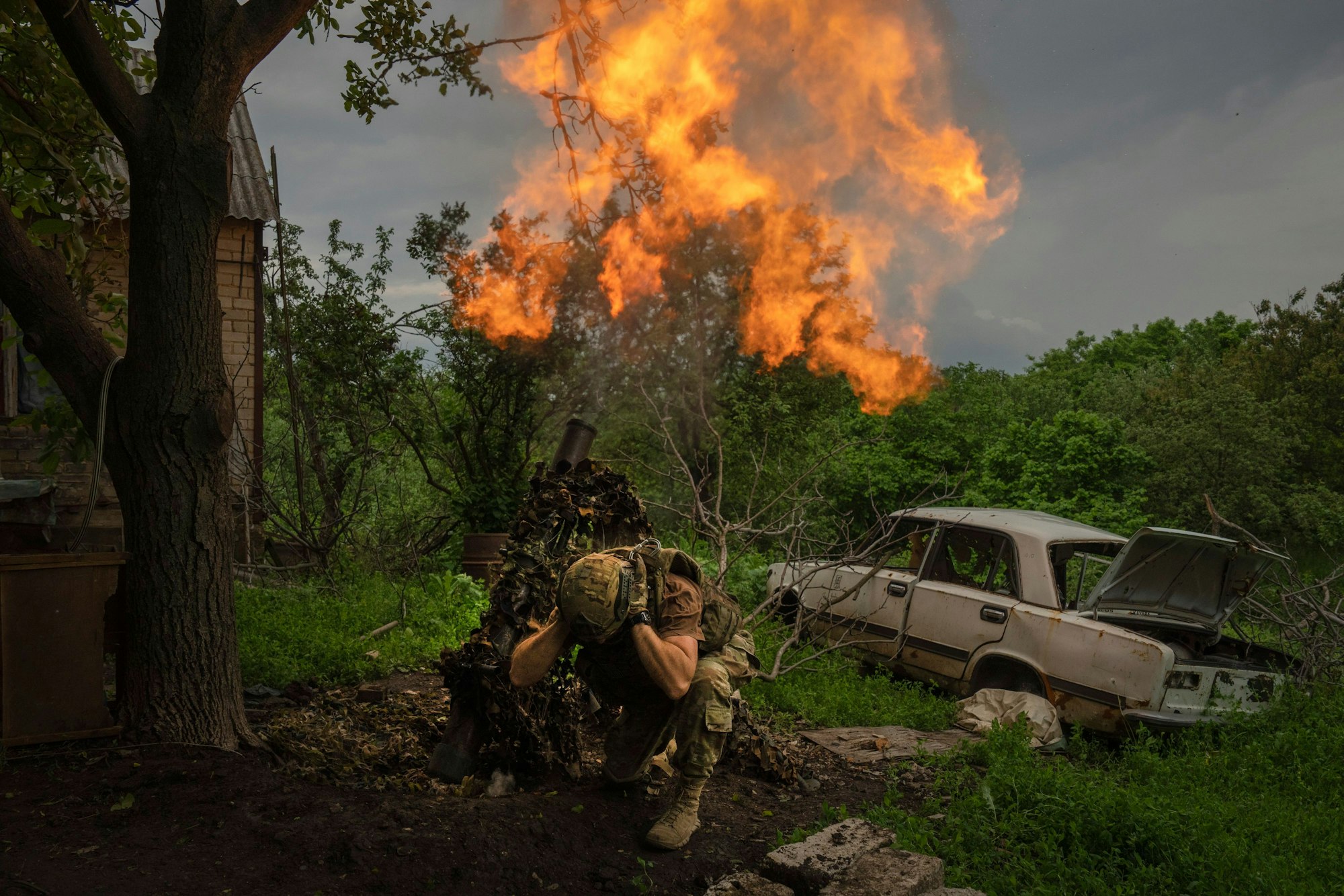 Ein ukrainischer Soldat feuert mit einem Mörser auf russische Stellungen nahe der Front. (Archivbild)