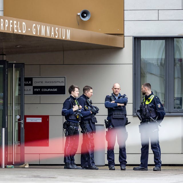 Polizeibeamte stehen vor dem Wilhelm-Dörpfeld-Gymnasium. In Wuppertal sind an einem Gymnasium mehrere Schüler verletzt worden. Ein Verdächtiger sei festgenommen worden, sagte ein Polizeisprecher in Düsseldorf.&nbsp;