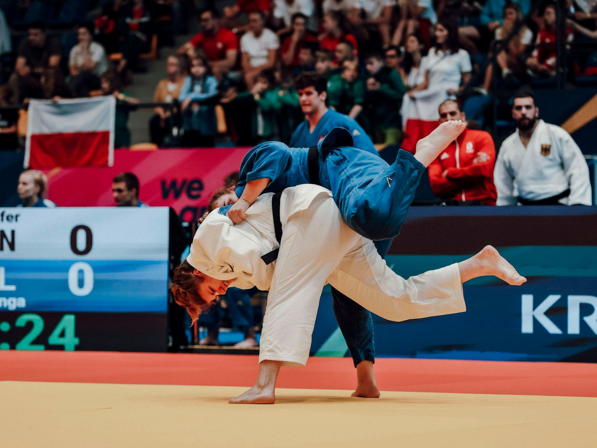 Zwei weibliche Judoka beim Kampf.