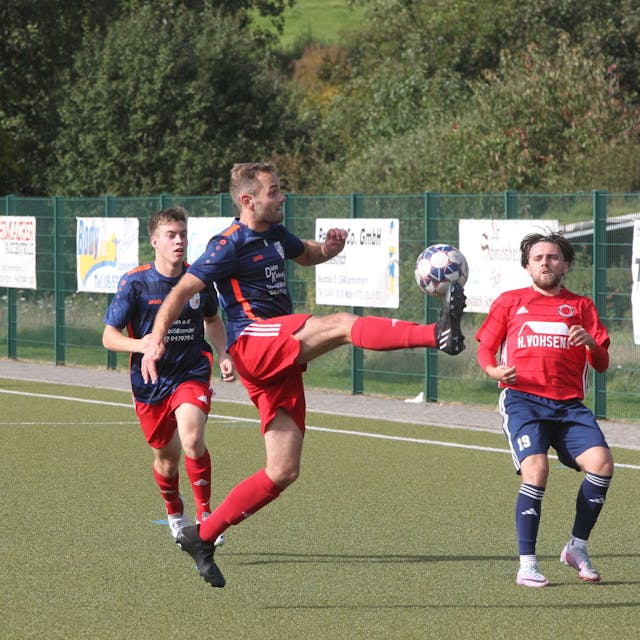 Das Bild zeigt einen Fußballer der SG Dahlem-Schmidtheim, der geschickt einen Ball aus der Luft annimmt.