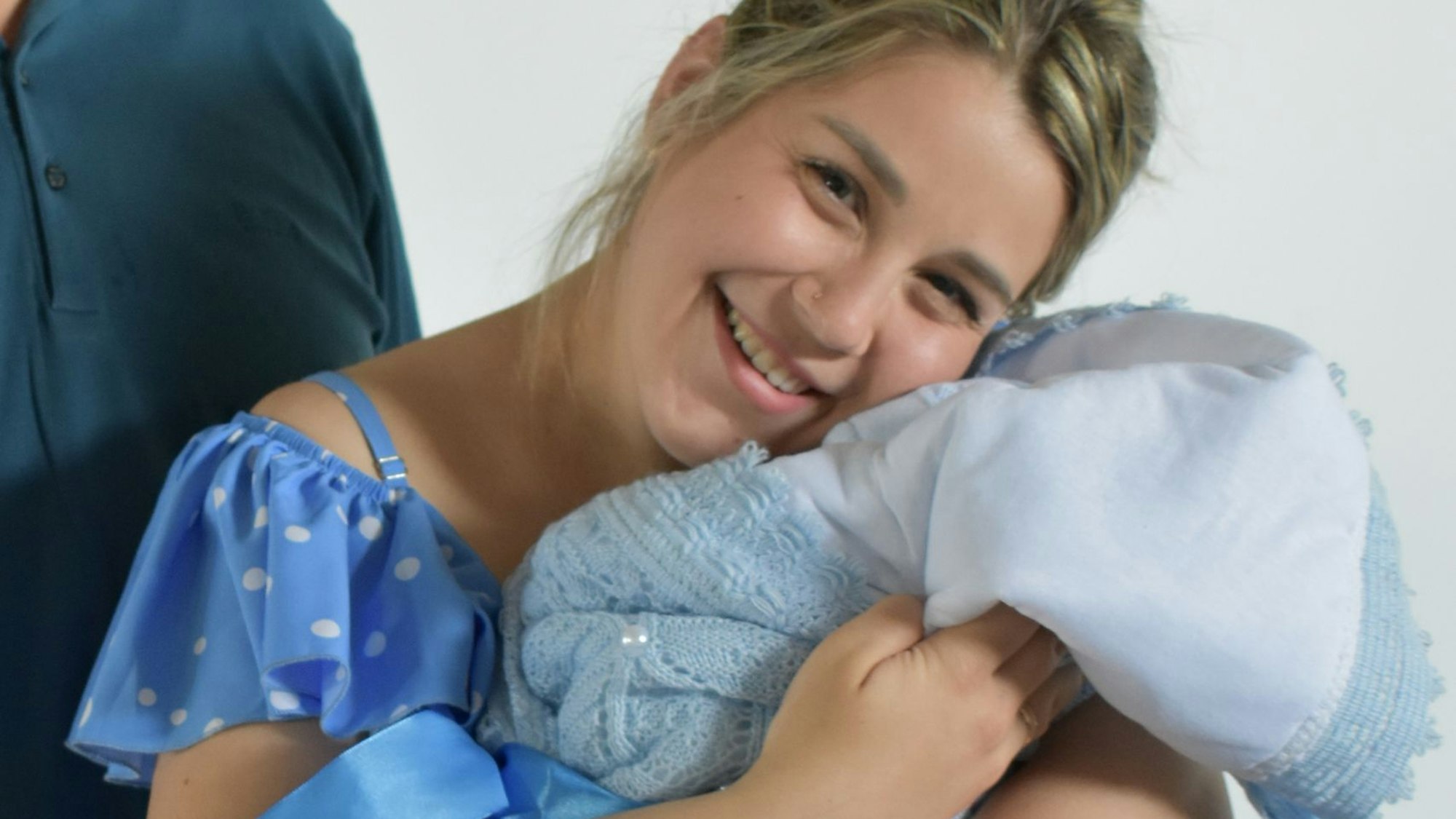 Ukrainerin Yulia Zdzozhek mit ihrem Baby Maxim.