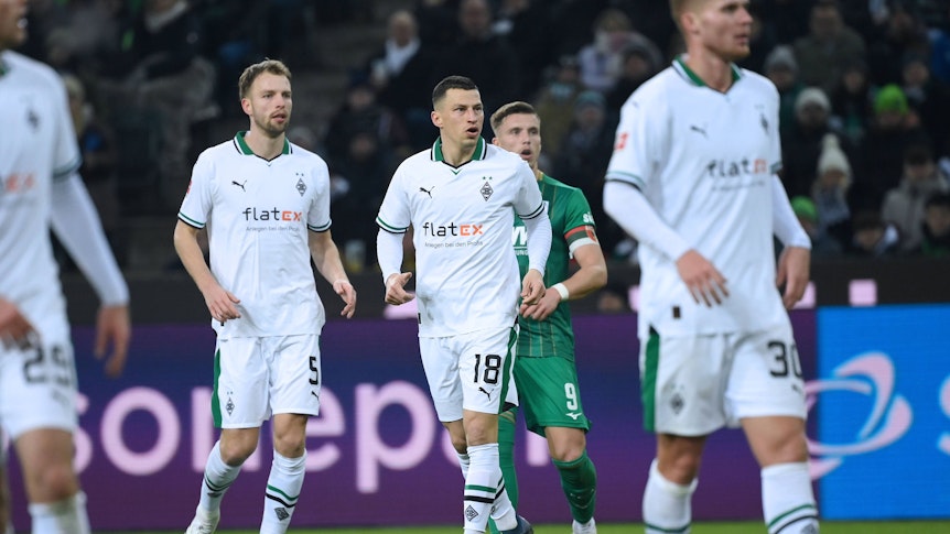 Spieler von Borussia Mönchengladbach schauen konzentriert während eines Spiels.