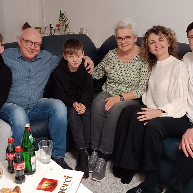 Alle rücken zusammen (von links): Sohn Danil, Klaus König, Sohn Tima, Anette König Viktoria Kotko und Roman Kotko.