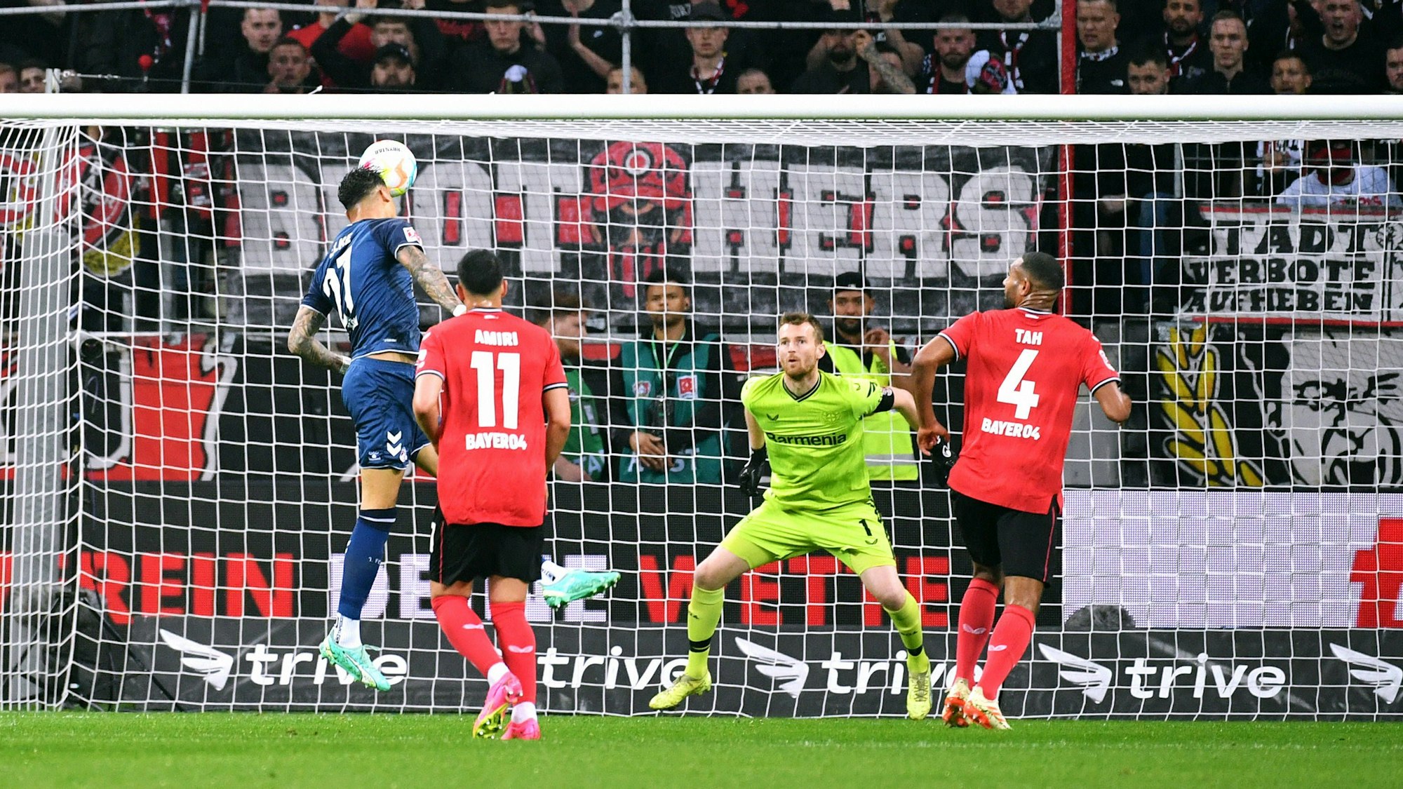 Davie Selke köpft im Spiel des 1. FC Köln bei Bayer Leverkusen das 1:0.