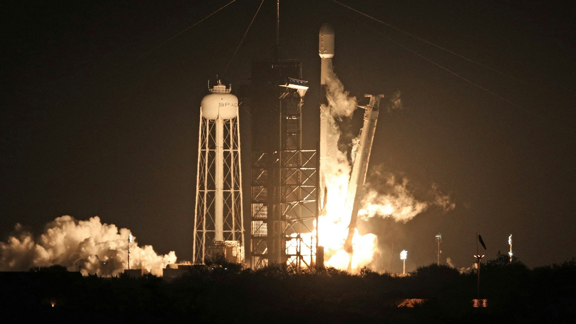 Eine SpaceX Falcon 9-Rakete hebt am frühen Donnerstag, 15. Februar 2024, von der Startrampe 39A im Kennedy Space Center ab.