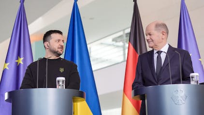 Der ukrainische Präsident Wolodymyr Selenskyj bei einer Pressekonferenz mit Bundeskanzler Olaf Scholz (SPD). Angesichts der Lage in der Ukraine muss der Westen nun die Nerven bewahren, kommentiert Matthias Koch.