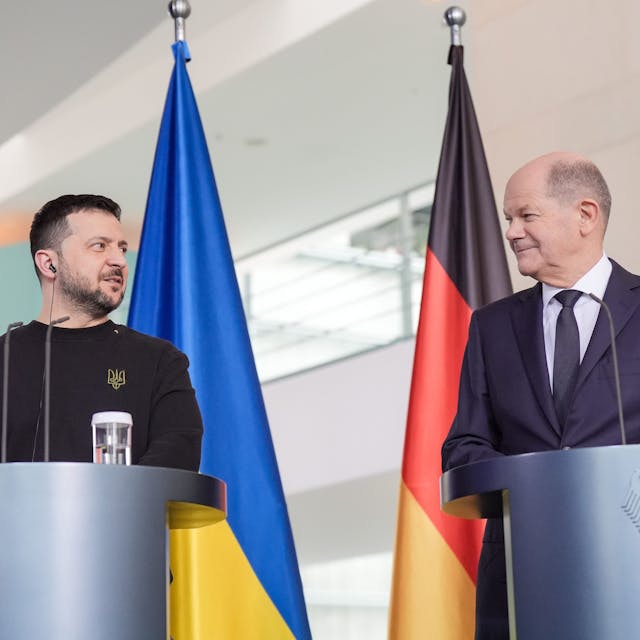 Der ukrainische Präsident Wolodymyr Selenskyj bei einer Pressekonferenz mit Bundeskanzler Olaf Scholz (SPD). Angesichts der Lage in der Ukraine muss der Westen nun die Nerven bewahren, kommentiert Matthias Koch.