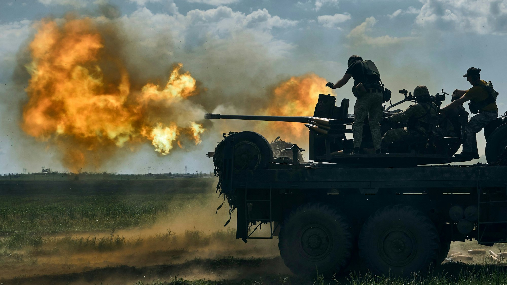 Ukrainische Soldaten feuern auf russische Stellungen nahe der Stadt Bakhmut. Die Munition der Streitkräfte wird immer knapp. (Archivbild)