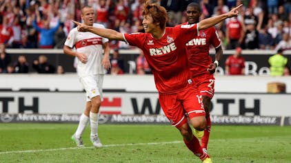 Der japanische Stürmer Yuya Osako vom 1. FC Köln jubelt mit ausgebreiteten Armen über sein Tor.