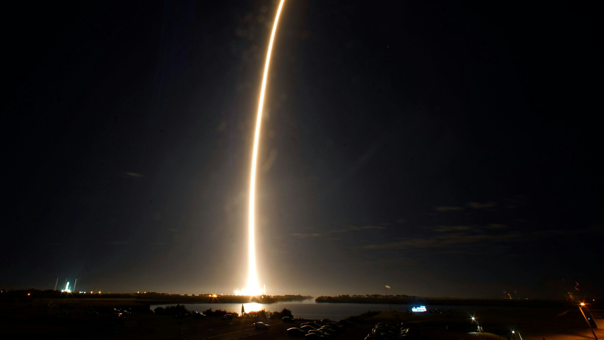 Eine SpaceX Falcon 9-Rakete hebt am frühen Donnerstag, 15. Februar 2024, von der Startrampe 39A im Kennedy Space Center ab.