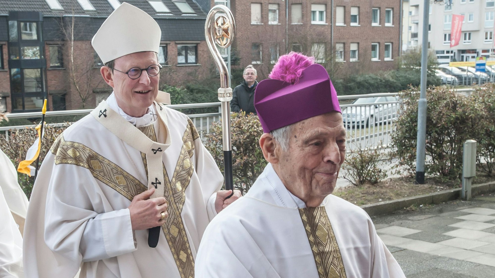 Prälat Erich Läufer (rechts) bei einem Besuch des Kölner Erzbischofs, Kardinal Rainer Woelki, 2018 in Sankt Joseph Manfort