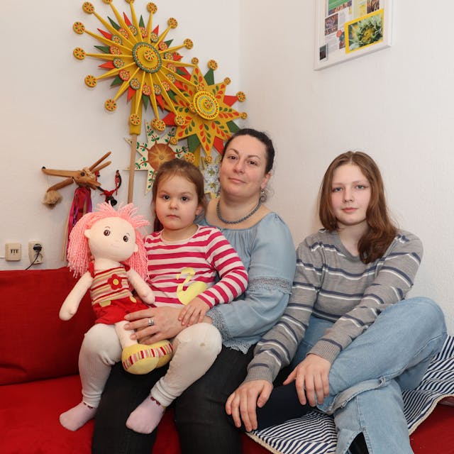 Porträt von Yuliia Kulinenko und ihren Töchtern Vira und Lüba