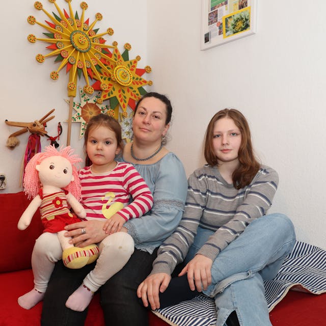 Porträt von Yuliia Kulinenko und ihren Töchtern Vira und Lüba