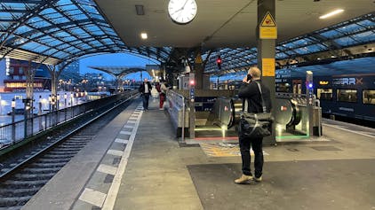 Ziemlich leerer Bahnsteig am Kölner Hauptbahnhof, vereinzelt sind Reisende mit Gepäck zu sehen.
