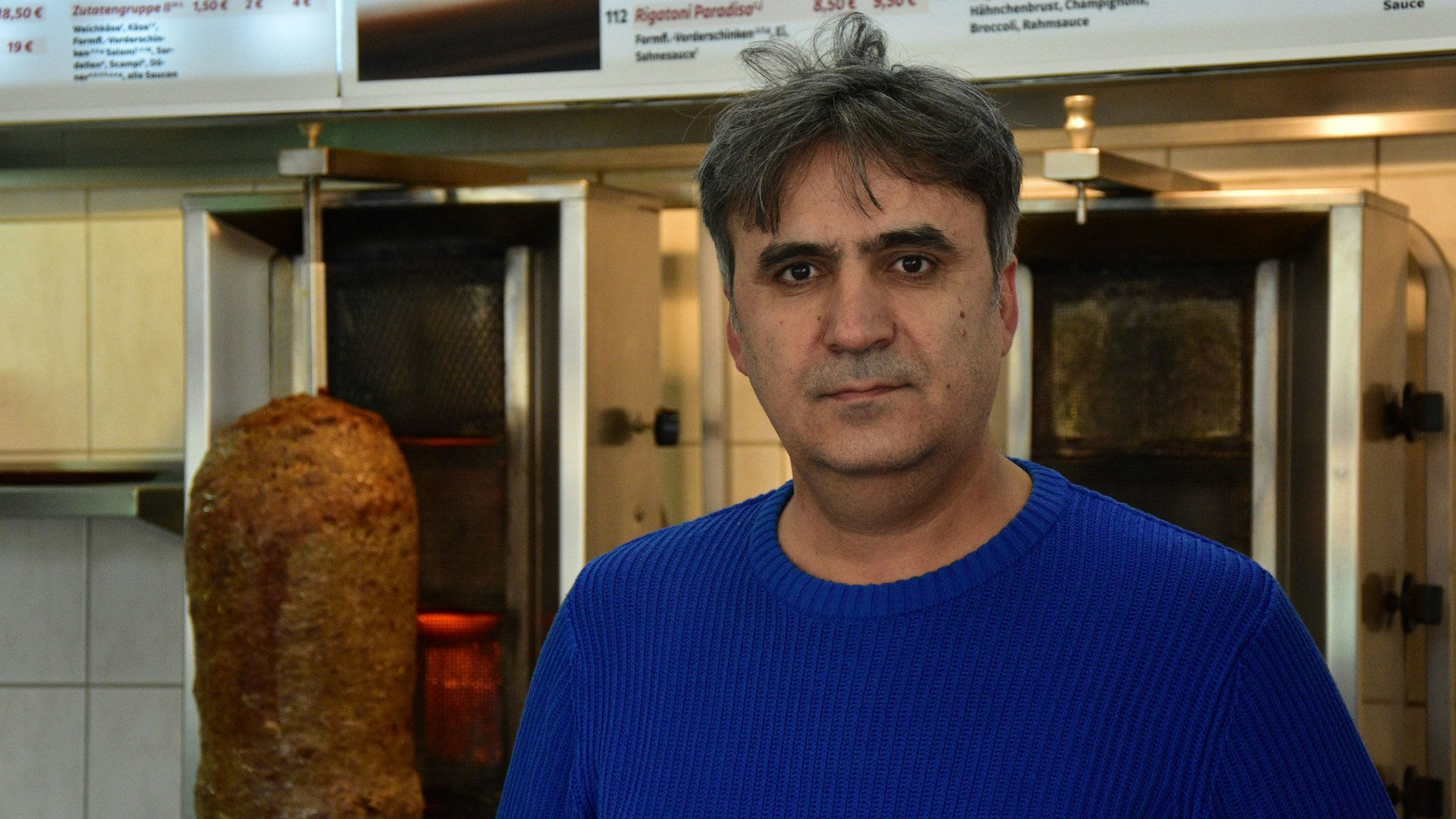 Ugur Arslan betreibt seine 'Pizzeria Saat' seit zehn Jahren. Damals ist er mit einem Dönerpreis von 3,50 Euro gestartet.