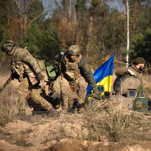 ARCHIV - 03.11.2023, Ukraine, ---: Soldaten der 1. Brigade der ukrainischen Nationalgarde Bureviy (Hurricane) üben während der Gefechtsausbildung auf einem Truppenübungsplatz im Norden der Ukraine.&nbsp;