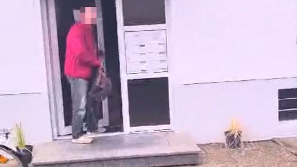 Screenshot aus einem Video zeigt den beschuldigten Mann.