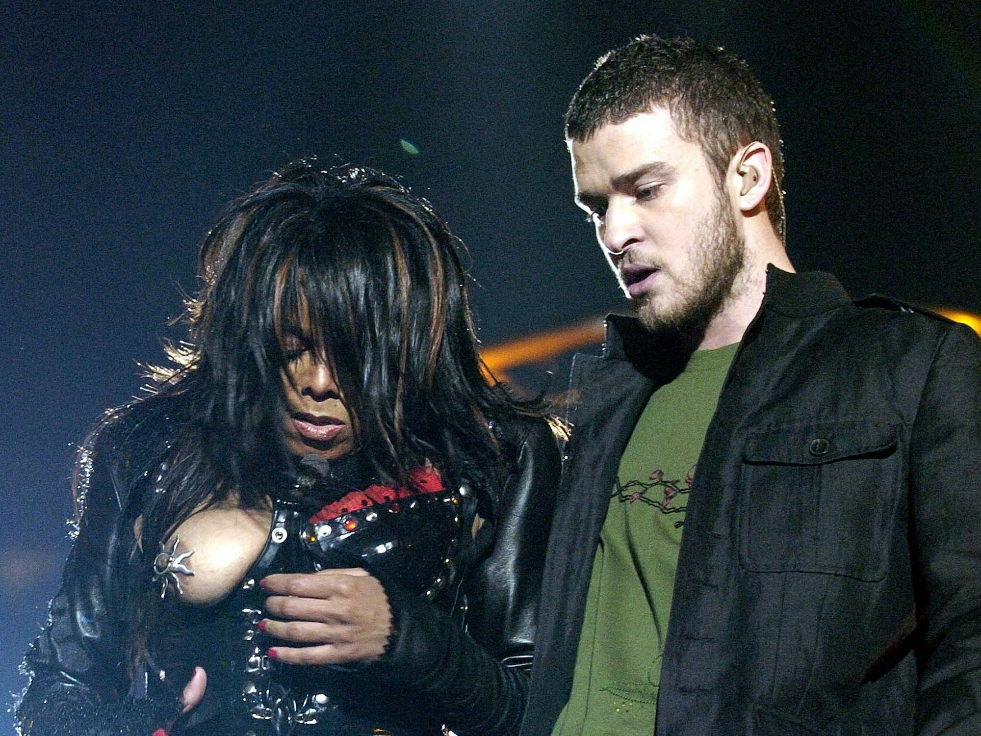 Popsänger Justin Timberlake reißt seiner Duett-Partnerin Janet Jackson bei einer Pauseneinlage des Super Bowls am 1. Februar in Houston/Texas das Oberteil ab und enthüllt ihre Brust.