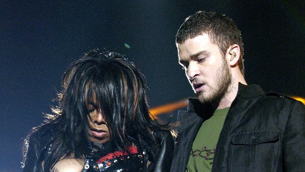 Janet Jackson und Justim Timberlake 2004 bei der Halbzeitshow beim Super Bowl. Jackson rutscht dabei eine ihrer Brüste aus dem Outfit.