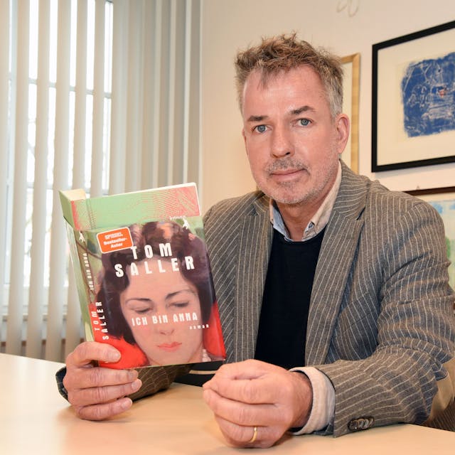 Das Foto zeigt den&nbsp; Wipperfürther Autor Tom Saller, in der Hand hält er seinen neuen Roman "Ich bin Anna".