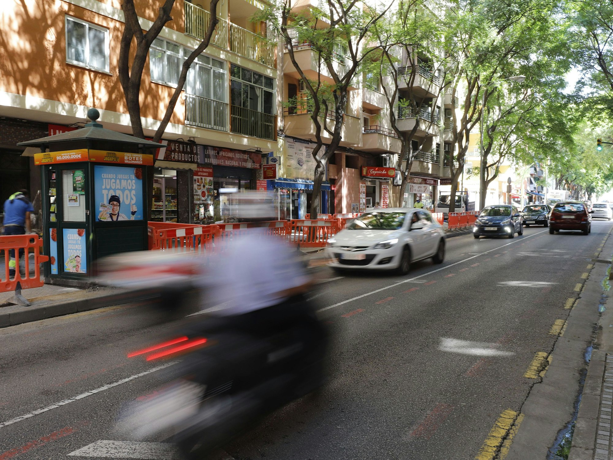 Autos fahren auf einer Straße im Stadtteil Son Gotleu auf Mallorca, hier im September 2020.