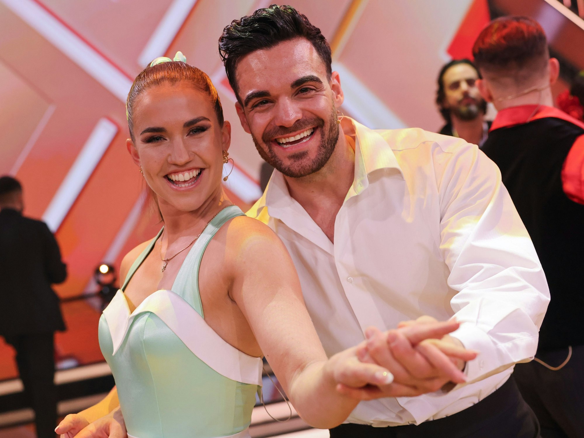 Stefano Zarrella, Food-Creator, und Mariia Maksina, Profitänzerin, stehen in der Kennenlernshow der RTL-Tanzshow ·Let's Dance· zum Auftakt der neuen Staffel auf dem Parkett im Coloneum.
