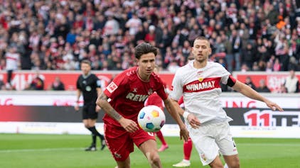 Denis Huseinbašić im Zweikampf mit Waldemar Anton vom VfB Stuttgart.