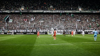 Fans von Borussia Mönchengladbach gedenken an verstorbenen Fan.