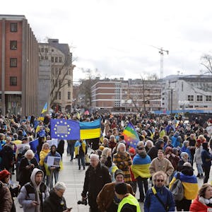 Zu der Demonstration für die Ukraine am Kölner Roncalliplatz kamen nach ersten Angaben tausende Menschen.