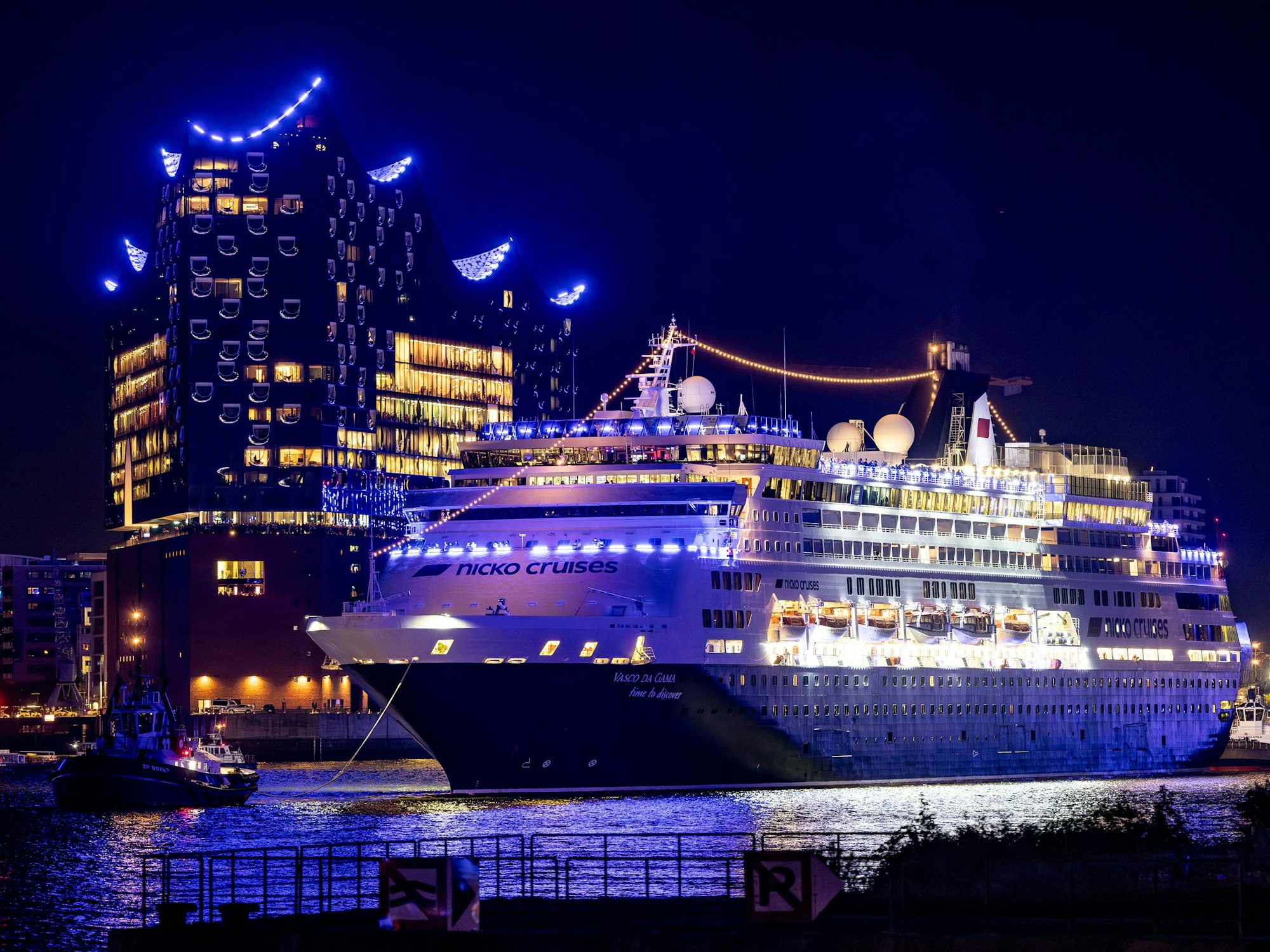 Das Kreuzfahrtschiff „Vasco da Gama“ fährt zum Auftakt der Cruise Days vor der Elbphilharmonie über die Elbe, hier im September 2023.