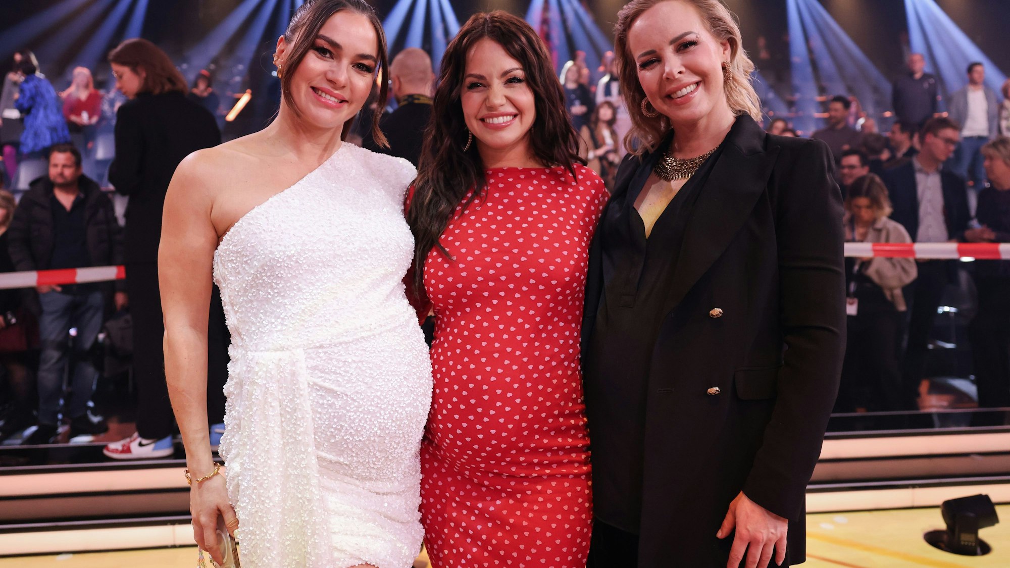 Die drei schwangeren Profitänzerinnen Renata Lusin (l-r), Christina Hänni und Isabel Emilia Edvardsson saßen in der Kennenlern-Show von „Let's Dance“ im Publikum.