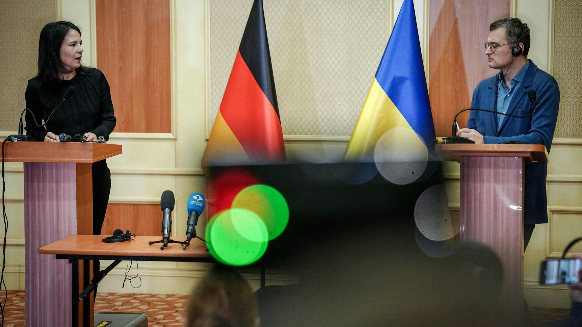 Außenministerin Annalena Baerbock (Grünee) und Dmytro Kuleba, Außenminister der Ukraine, geben eine Pressekonferenz in der Hafenstadt Odessa.