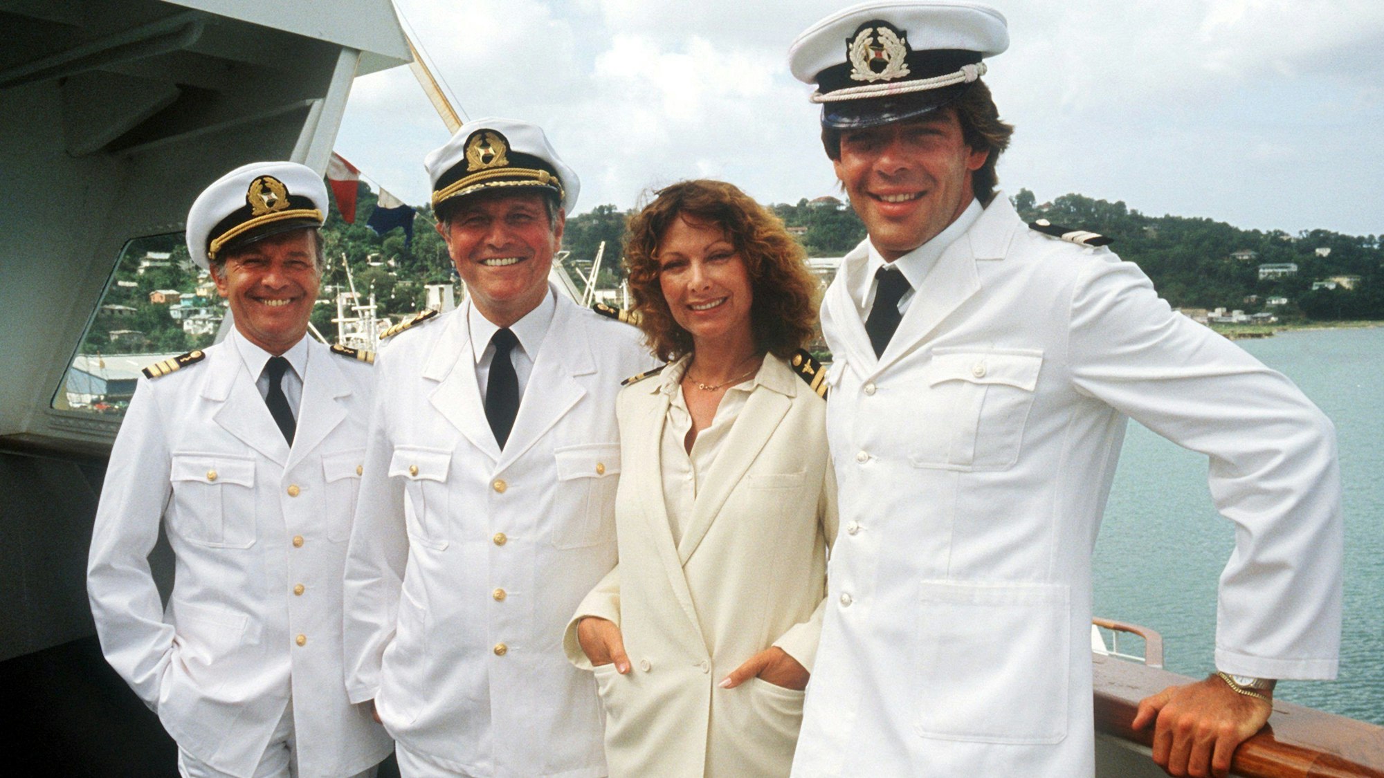 Die Traumschiff-Crew von 1983: Horst Naumann (l.) als Schiffsarzt, Heinz Weiss als Kapitän, Heide Keller als Stewardess und Sascha Hehn als Steward.