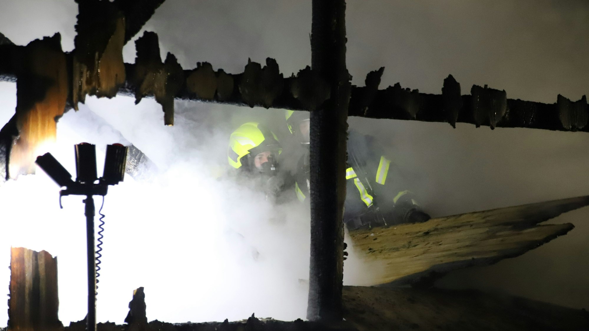 Trupps unter Atemschutz bekämpften das Feuer im Inneren, die Außenwände waren da schön zerstört.