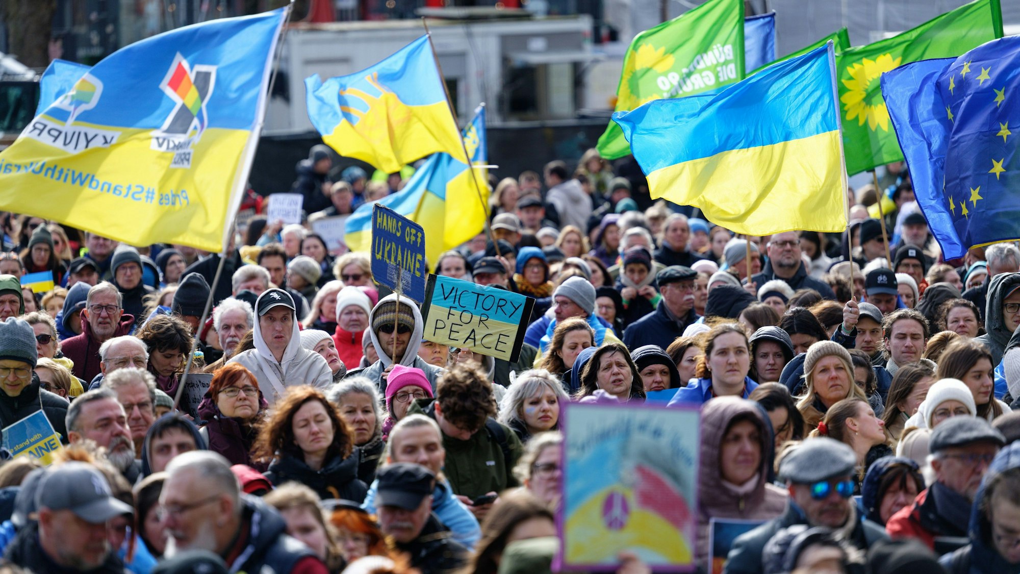 Mehrere tausend Teilnehmer gedenken der Opfer des Krieges in der Ukraine.